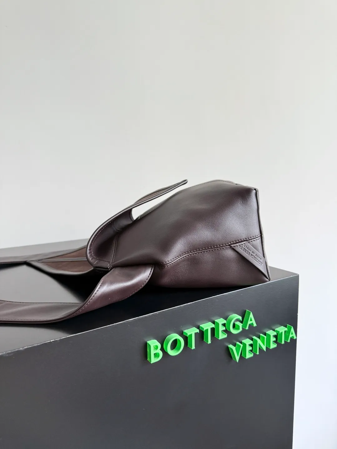 Batch 2220 Bottega Veneta small Sawyer leather model, but still light and soft, the straps can be knotted to adjust the length. Durable and large in capacity, it meets my extremely high standards for small carry-on bags. The texture of cowhide is really amazing, and it can be easily matched with both business and leisure. This bag is a Sawyer Bag that is interpreted with triangles and geometric circles👜. Its soft but indestructible appearance constitutes its fashionable beauty. You can freely adjust the length of the backpack😊No matter how complicated the world is, as long as there is a bag with you, everything will become better, and it is easy for boys and girls to control it! Style number: 815807 Size: 25*17*12cm